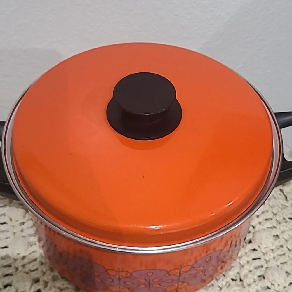 Vintage porcelain enameled Gourmet cookware Dutch oven with lid.